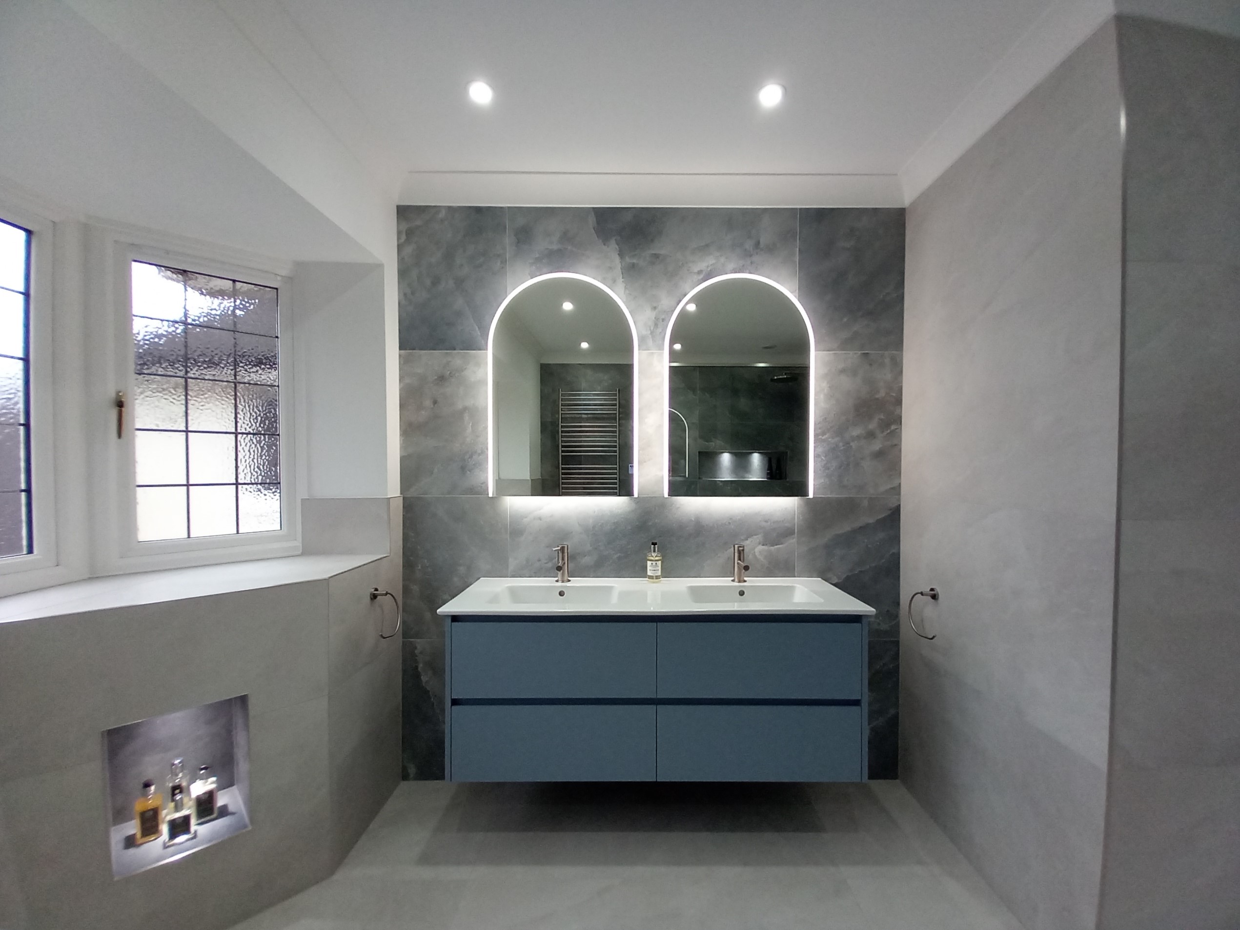 Luxurious-contemporary-bathroom-with-atmospheric-tiles-Double-vanity